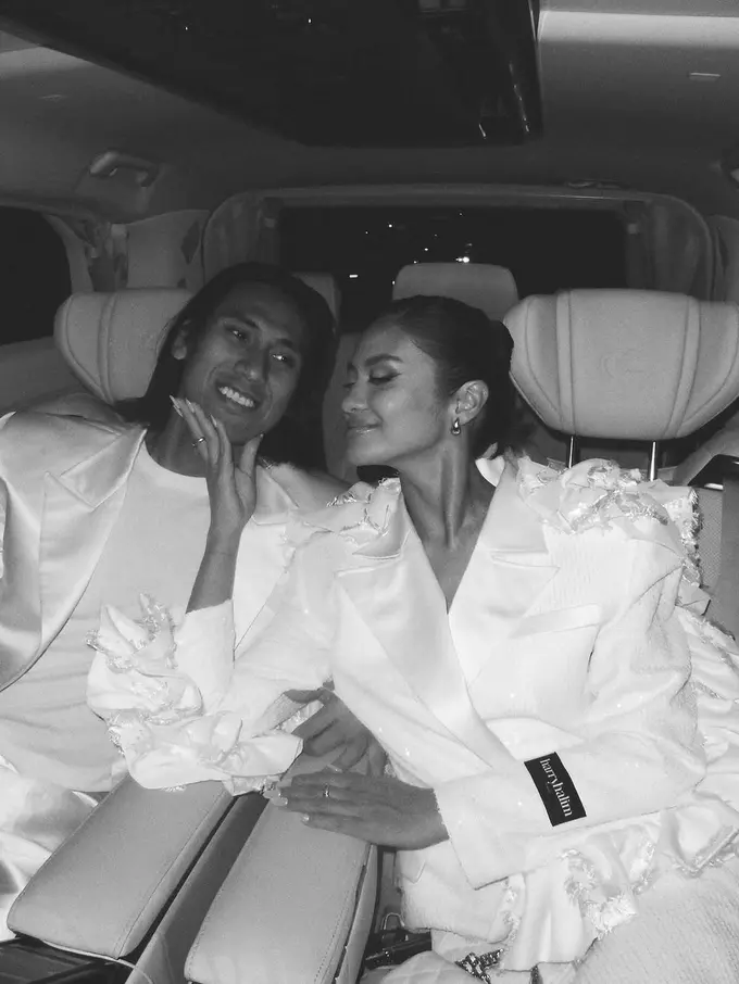 Gaya Serasi Hana Malasan dan Sean Gelael Hadiri Show Harry Halim, Kenakan Outfit Serba Putih Bak Baju Pengantin