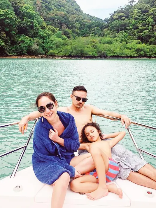 Bunga Citra Lestari menikah dengan selebriti asal Malysia, Ashraf Sinclair. Dari penrikahan itu, Bunga Citra Lestari dan Ashraf dikaruniai seorang buah hati. (Foto: instagram.com/bclsinclair)