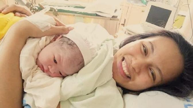 Eunice Sibuyan dan bayi mungilnya (Sumber: Facebook)