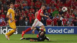 Kiper Moldova, Ilie Cebanu, hanya melihat bola yang meluncur masuk ke gawangnya lewat sepakan Gareth Bale pada Kualifikasi Piala Dunia 2018 di Stadion Cardiff City Stadium, Cardif, Wales Selatan, (6/9/2016) dini hari WIB. (AFP/Geoff Caddick)