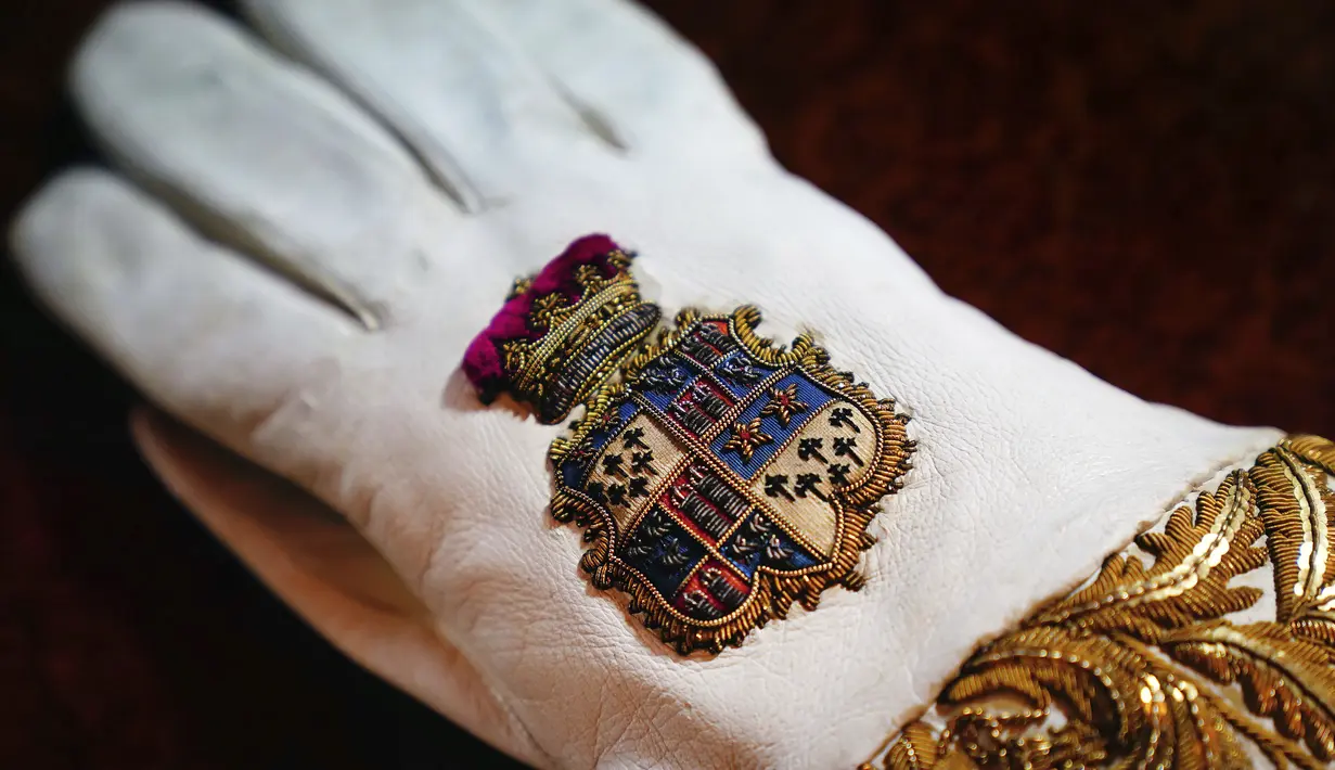 Dia juga akan menggunakan kembali Coronation Girdle, atau sabuk pedang, dan Coronation Gauntlet, atau sarung tangan - keduanya dibuat untuk kakeknya, George VI, pada tahun 1937 - daripada memesan barang baru. (Victoria Jones/PA via AP)