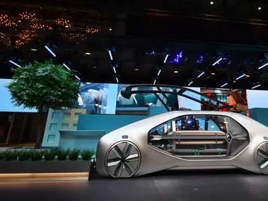 Kendaraan robot dengan mobilitas berbagi, Renault EZ-GO, pada pameran otomotif Geneva Motor Show 2018, Selasa (6/3). Mobil ini dibuat dengan konsep ramah lingkungan serta mengoptimalkan cara berkendara di kota-kota padat penduduk. (Fabrice COFFRINI/AFP)