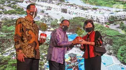 Komisaris Utama sekaligus Komisaris Independen PT Agung Podomoro Land Tbk. Sofian Effendi (tengah) memberikan bibit pohon sebagai simbolisasi hadirnya Kota Podomoro Tenjo kepada COO Kota Podomoro Tenjo Puspalily Tanusatrio di Central Park Jakarta (18/8/2020). (Liputan6.com)