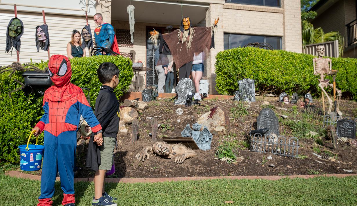 Anak-anak merayakan Halloween di Wollongong, Australia (31/10/2020). (Xinhua/Chu Chen)