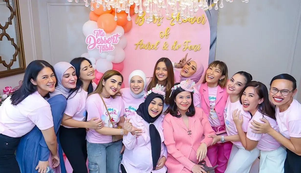 Para anggota Geng Cendol tampak seragam mengenakan kaos lengan pendek warna merah muda dengan tulisan Baby Shower. [Instagram/titi_kamall]
