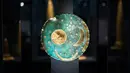 Artefak Sky Disc of Nebra, terbuat dari perunggu dan emas yang berasal dari 1.600 SM, dipajang selama pameran di Museum Martin-Gropius-Bau di Berlin, Jerman (20/9). (AP Photo/Frank Jordans)