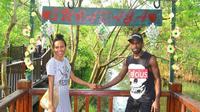 Ricky Kayame bersama sang istri, Nova Gravelia Parera di kawasan wisata hutan mangrove, Surabaya. (Bola.com/Dok Pribadi)