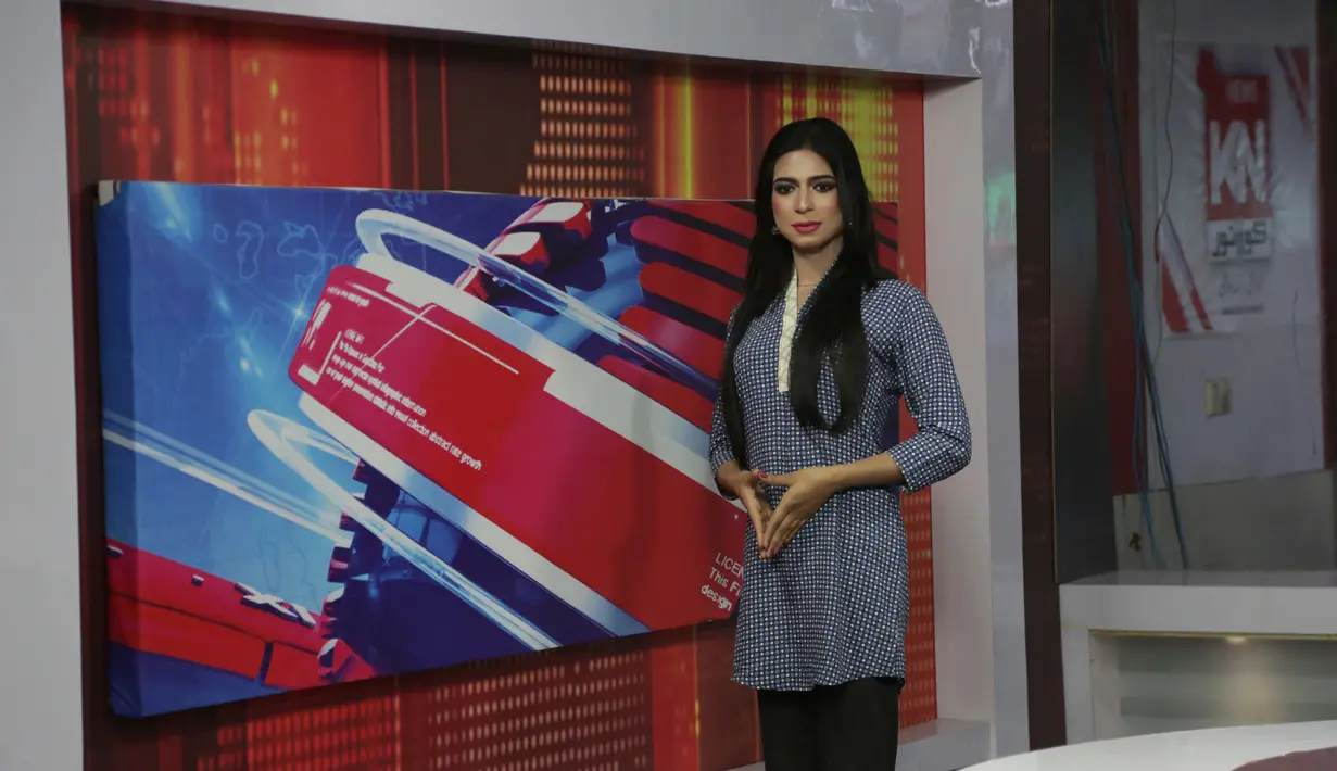 Pembawa berita transgender pertama di Pakistan,  Marvia Malik (21) berpose sebelum membacakan berita untuk saluran televisi Kohenoor di Lahore, Selasa (27/3). Sebelum menjadi seorang presenter berita, Malik merupakan seorang model. (AP/K.M. Chaudary)