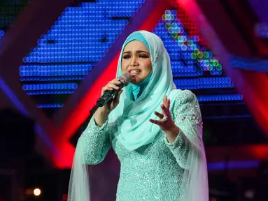 Penyanyi Siti Nurhaliza saat tampil di acara Golden Memories International, Jakarta, Kamis (12/1). Siti Nurhaliza tampil cantik dengan busana bernuansa biru. (Liputan6.com/Yoppy Renato)