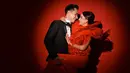 Kerap disebut pasangan idaman, Darius Sinathrya dan Donna Agnesia patut menjadi contoh bagi kalangan selebriti. Menjelang 15 tahun perjalanan rumah tangganya, keduanya kerap tampil bersama saat menjadi presenter olahraga. (Liputan6.com/IG/riomotret)
