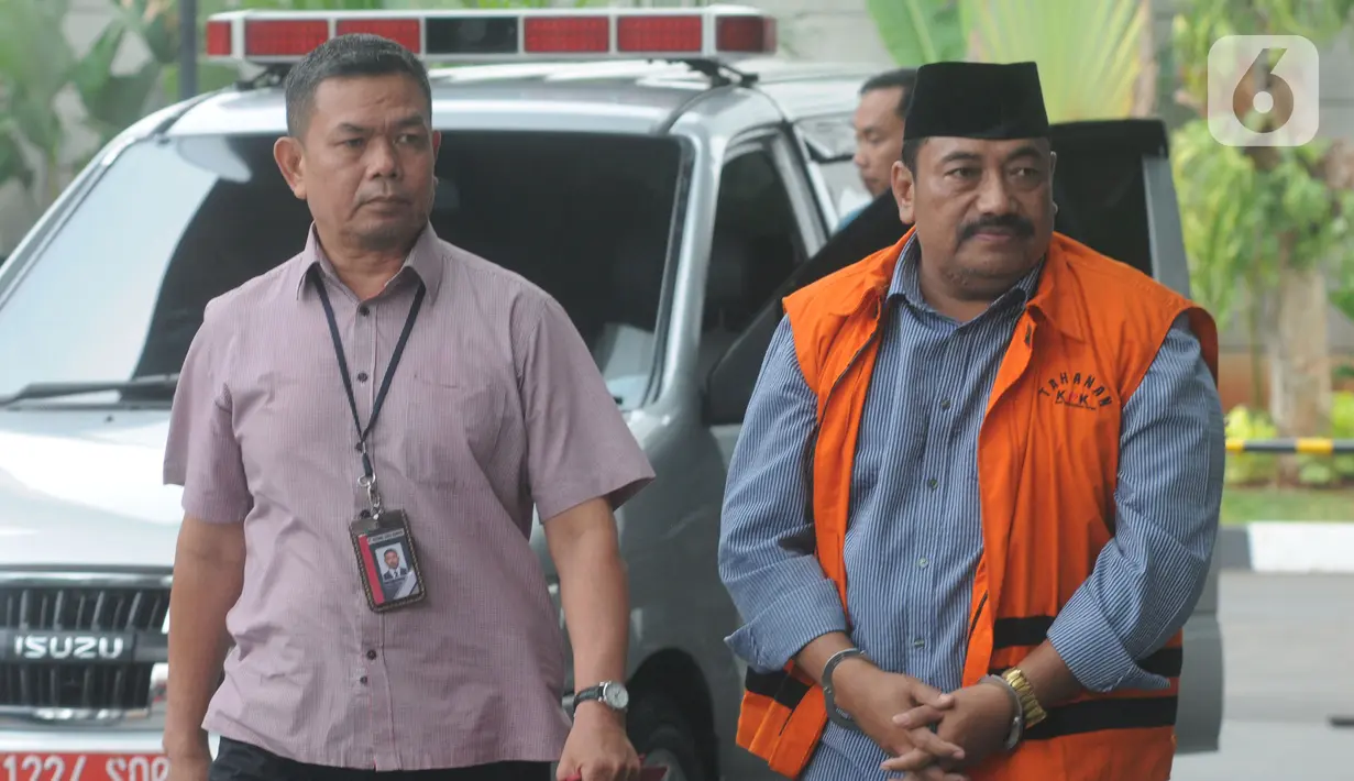 Swasta penyuap Bupati Indramayu Supendi, Carsa AS berjalan akan menjalani pemeriksaan lanjutan di Gedung KPK, Jakarta, Rabu (13/11/2019). Carsa AS diperiksa terkait pengaturan proyek di lingkungan Pemerintah Kabupaten Indramayu tahun 2019. (merdeka.com/Dwi Narwoko)