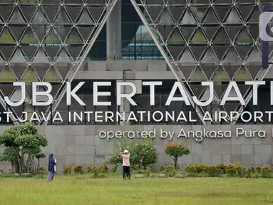 Pengunjung berfoto di area keberangkatan Bandara Internasional Jawa Barat (BIJB) Kertajati, Kabupaten Majalengka, Jawa Barat (30/1/2022). Seperti diketahui, Bandara Kertajati belum melayani perjalanan penumpang dan hanya dioperasikan sebagai terminal kargo pada Selasa-Jumat.  (merdeka.com/Iqbal S. N
