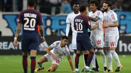 Neymar (3kanan) melakukan protes kepada wasit saat setelah melanggar pemain Marseille pada lanjutan Ligue 1 di  Velodrome Stadium, Marseille, (22/10/2017). PSG bermain imbang 2-2 melawan Marseille. AFP/Valery Hache)