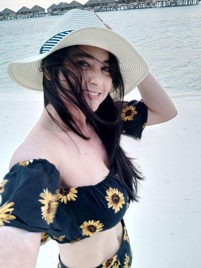 [Bintang] 7 Foto Cantik Dewi Perssik Saat Tak Mengenakan Make Up