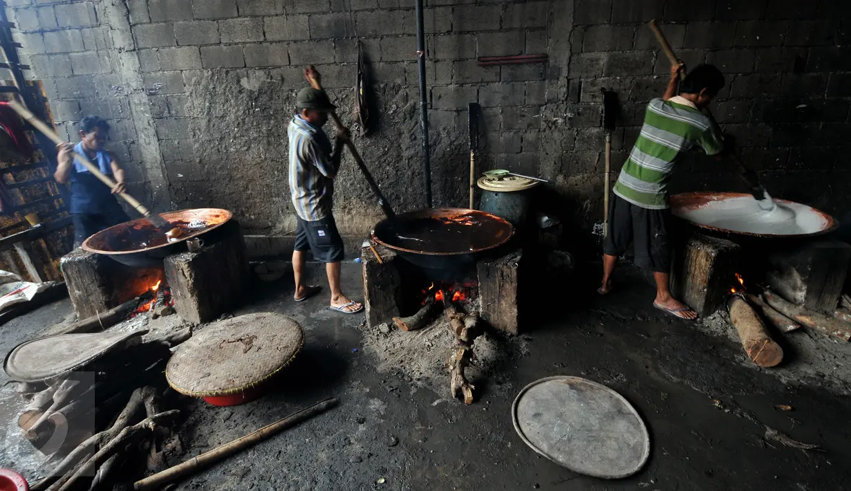 Foto yang diambil 23 Januari 2016 menunjukkan pekerja yang tengah menyelesaikan pembuatan dodol di pabrik Nyona Lauw di Neglasari, Tangerang. Jelang Tahun Baru Imlek, permintaan dodol dan kue keranjang meningkat dua kali lipat. (Liputan6.com/JohanTallo)