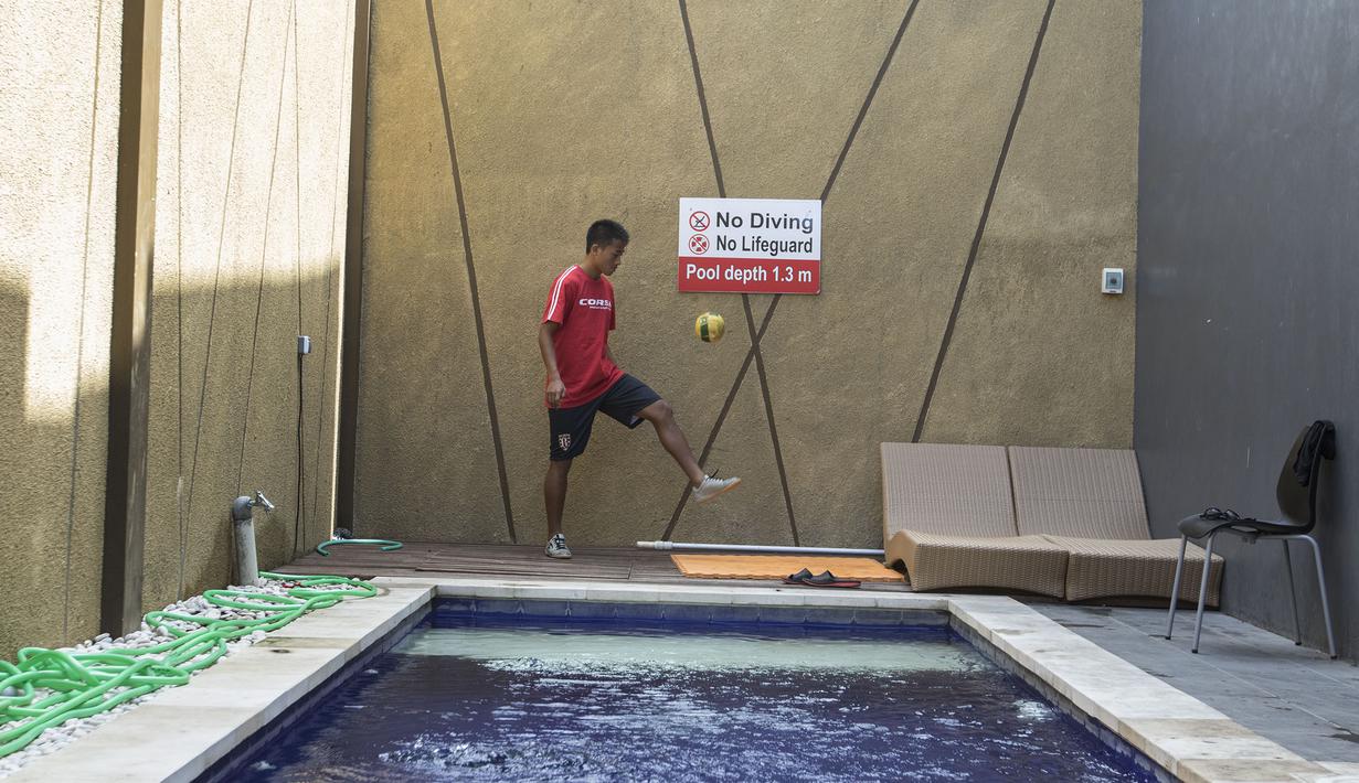 Selain beribadah, Bayu Gatra juga kerap menambah porsi latihan untuk meningkatkan kemampuannya. (Bola.com/Vitalis Yogi Trisna)