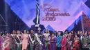 Miss Internasional 2015, Edymar Martinez bersama Puteri Indonesia 2016 Kezia Roslin Menteri Pariswisata, Arif Yahya dan Mooryati Soedibyo foto bersama usai acara grand final Putri Indonesia 2016, Jakarta, Jumat (20/2). (Liputan6.com/Herman Zakharia)