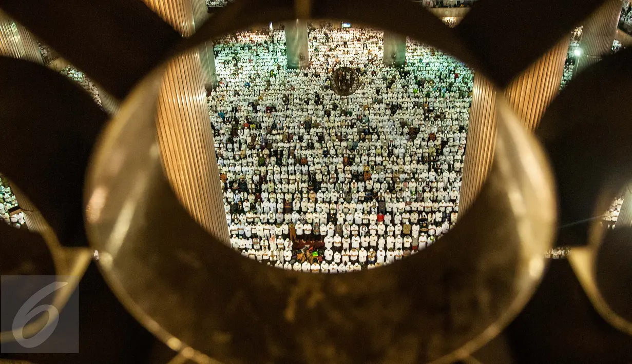 Ribuan umat muslim saat melaksanakan salat Jumat di Masjid Istiqlal, Jakarta, Jumat (31/3). Sebanyak 5 ribu massa diprediksi memenuhi Masjid Istiqlal, Sawah Besar, Jakarta Pusat pada hari ini. (Liputan6.com/Gempur M Surya)
