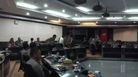 Wakapolri Komjen Syafruddin memimpin video conference dengan seluruh kapolda di Indonesia di Mabes Polri, Jakarta Selatan, Senin (19/2/2018). (Liputan6.com/Anendya Niervana)