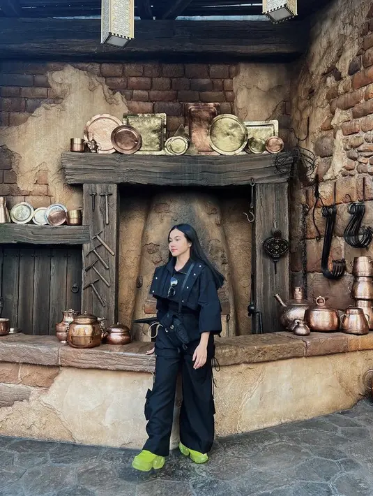 Yura juga tampil serba hitam dari atasan dan celananya, agar tidak membosankan ia memadukannya dengan sepatu hijaun neon. Nampak wajah glowing Yura meski tanpa makeup berlebih. Credit: Instagram (@yurayunita)