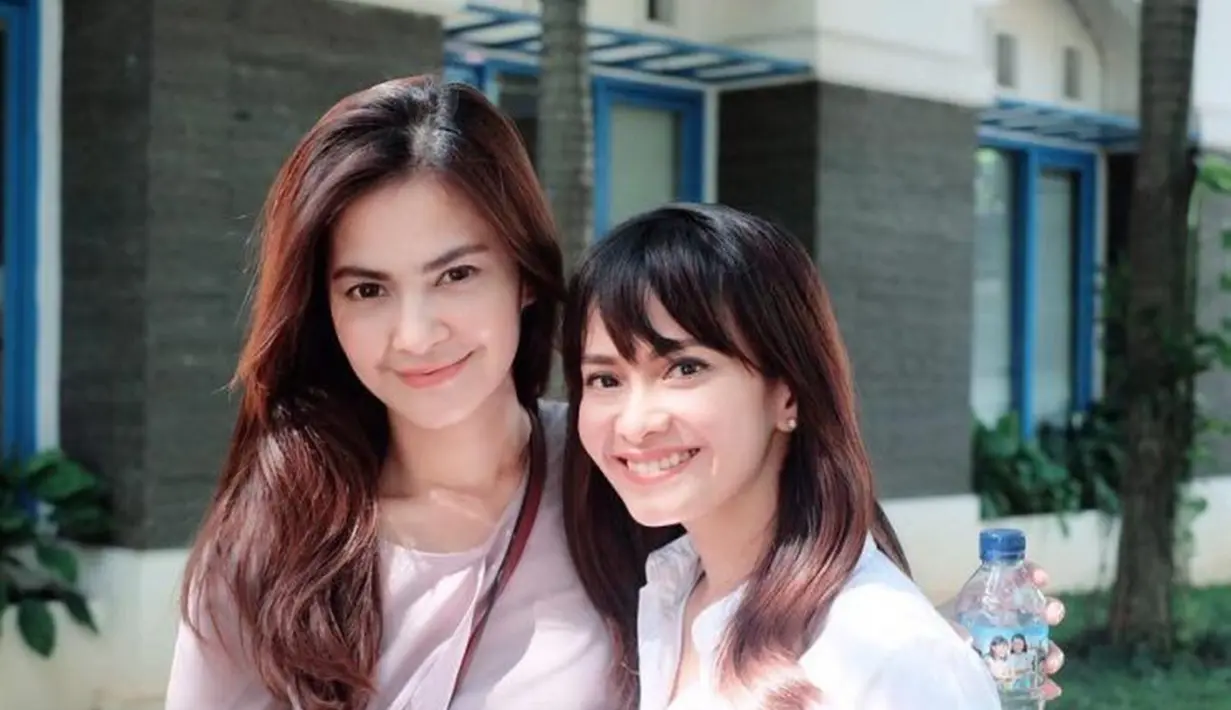 Cut Tari dan Ersa Mayori sama-sama dari jebolan Gadis Sampul. Bedanya, Cut Tari ikut Gadis Sampul pada 1991 sementara Ersa Mayori pada 1993. Dari situlah, keduanya juga saling mengenal dan sama-sama bertumbuh jadi model top Tanah Air. (Liputan6.com/IG/cuttaryofficial)