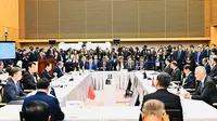 Presiden Jokowi saat menyampaikan pandangannya pada Konferensi Tingkat Tinggi (KTT AZEC) di Main Hall Kantor PM Jepang, Tokyo, Senin, (18/12/2023). (Foto: Biro Pers Sekretariat Presiden)