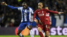 Duel antar Fabinho dan Moussa Marega pada leg kedua babak perempat final Liga Champions yang berlangsung di Stadion do Dragao, Porto, Kamis (17/4). Liverpool menang 4-1 atas Porto. (AFP/Paul Ellis)