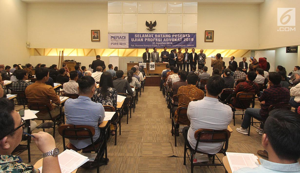 Peserta mengikuti ujian profesi advokat di Universitas Taruma Negara, Jakarta, Sabtu (31/8/2019). Sebanyak 7.785  orang calon advokat di 39 kota seluruh Indonesia secara serentak mengikuti Ujian Profesi Advokat (UPA) Perhimpunan Advokat Indonesia (PERADI). (Liputan6.com/Herman Zakharia)