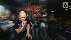 Musisi Ahmad Dhani saat berlatih musik dengan rekan-rekannya di Studio Republik Cinta, Jakarta, Selasa (30/12/2019). Ahmad Dhani langsung mengobati kerinduannya untuk bermusik dengan latihan bareng The Rock Indonesia Ahmad Dhani (TRIAD). (Fimela.com/Bambang E. Ros)