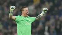 Kiper Everton, Jordan Pickford, merayakan kemenangan saat melawan Chelsea pada lanjutan Liga Inggris di Hill Dickinson Stadium, Minggu (22/3/2026). (AP Photo/Jon Super)