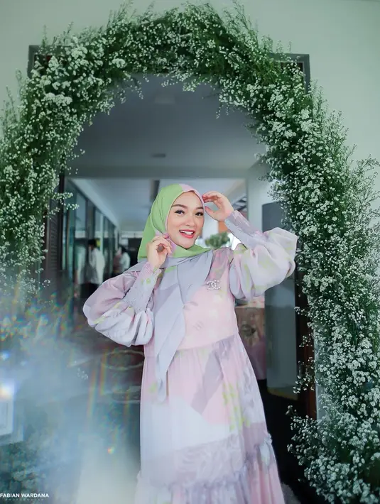 Berpadu dengan rasa kebahagiaan, Zaskia Gotik juga tampak fresh dan bugar. Hal itu juga tak lepas dari rutinitasnya yang rajin berolahraga. Ia menekuni olahraga demi bisa kembali mendapatkan body goals yang diinginkan. Posenya yang satu ini bahkan sudah mampu bikin pangling. (Liputan6.com/IG/@zaskia_gotix)
