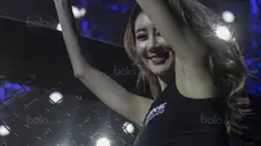 Seorang gadis ring tersenyum saat laga One Championship di JCC Senayan, Jakarta, Sabtu (20/1/2018). Acara bertajuk Kings Of Courage ini menampilkan sejumlah gadis ring cantik. (Bola.com/Vitalis Yogi Trisna)