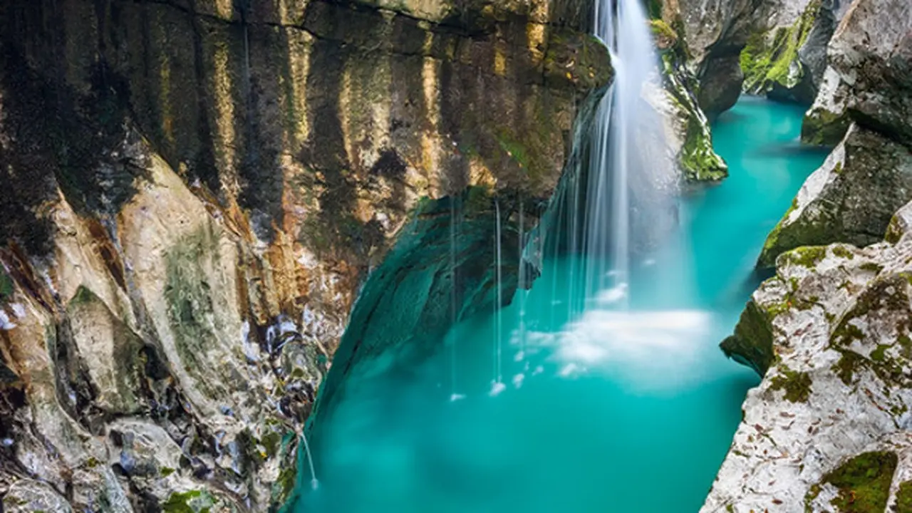 Keindahan Sungai Zamrud Soca di Slovenia