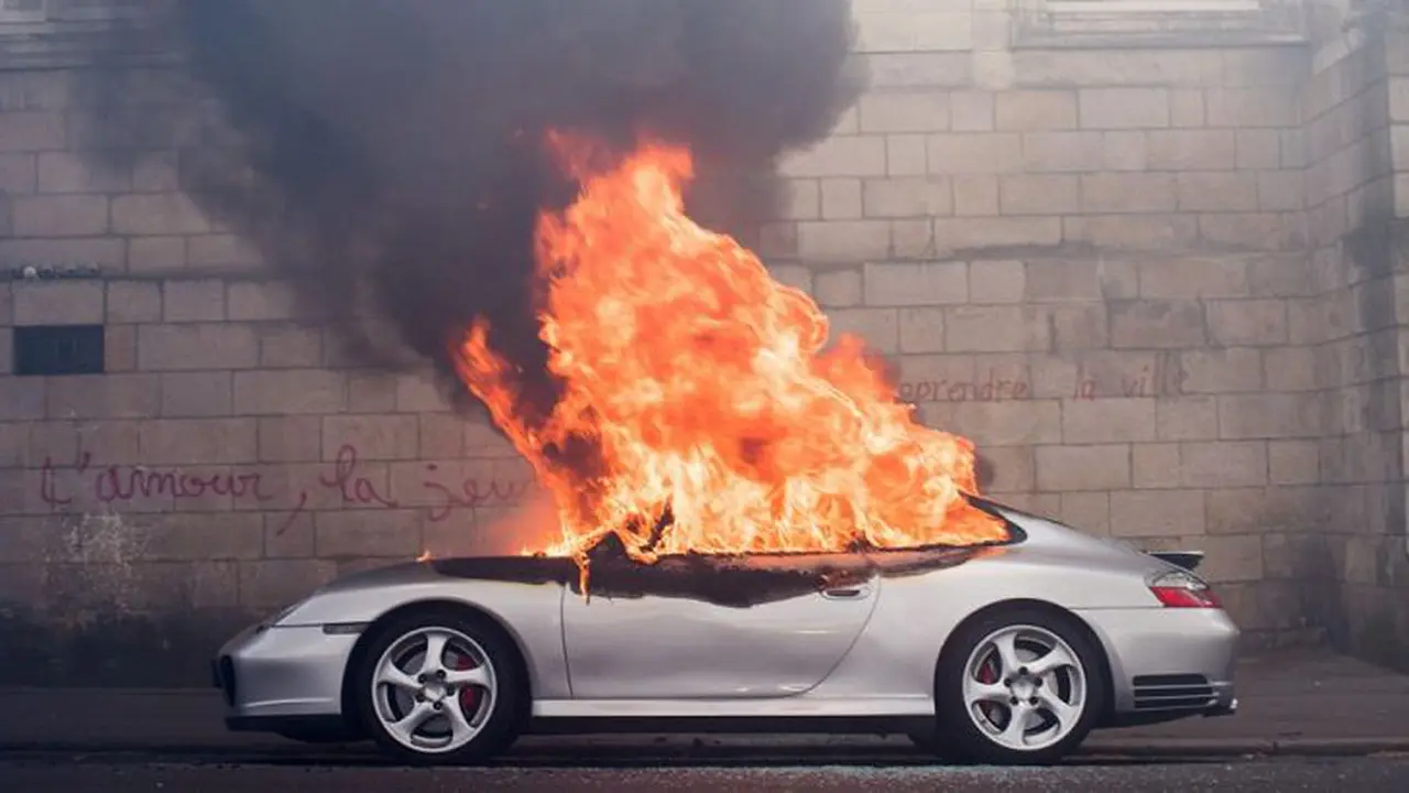Kerusuhan, Buruh di Prancis Bakar Porsche 911