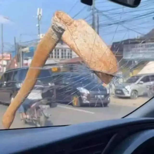 6 Momen Apes Kaca Mobil Pecah Ketiban Benda, Sial Banget
