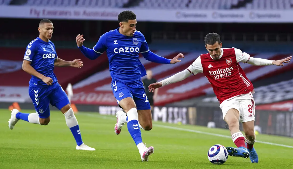 Pemain Arsenal Dani Ceballos (kanan) memperebutkan bola dengan pemain Everton Ben Godfrey pada pertandingan Liga Inggris di Emirates Stadium, London, Inggris, Jumat (23/4/2021). Arsenal kalah 0-1 dari Everton. (John Walton/Pool via AP)