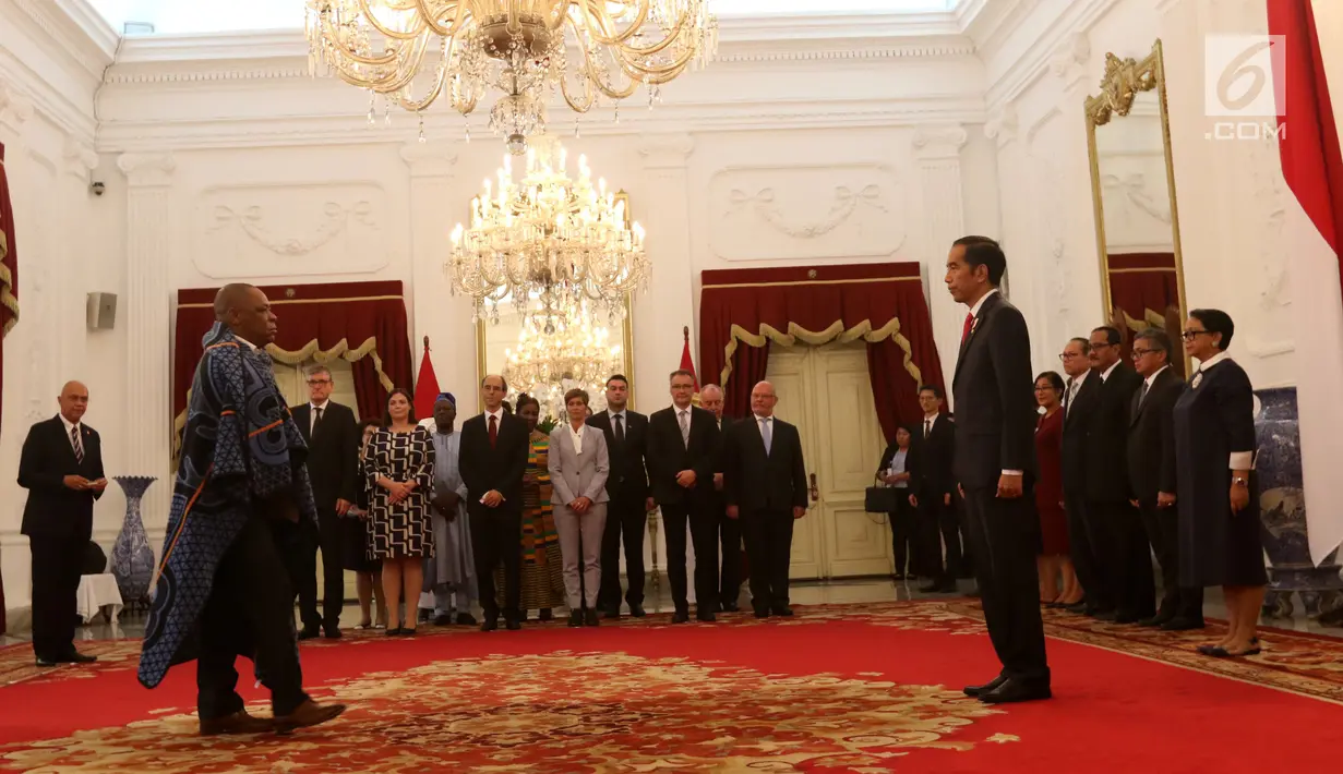 Presiden Joko Widodo atau Jokowi menerima surat kepercayaan dari Dubes LBBP Lesotho untuk Indonesia Mayor Jenderal Lineo Poopa di Istana Merdeka, Jakarta, Kamis (8/11). Jokowi menerima langsung surat kepercayaan tersebut. (Liputan6.com/Angga Yuniar)