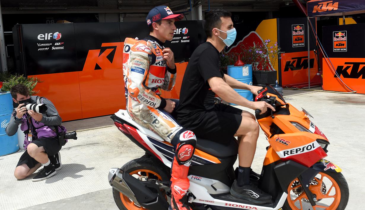 GP Mandalika 2022. Marc Marquez mengalami rentetan kecelakaan di GP Mandalika 20022. Saat latihan bebas dan kualifikasi ia terjatuh 3 kali di tikungan. Menjelang lomba utama (20/3/2022) saat pemanasan, ia terpental dari motornya dan sempat berguling beberapa kali. (AFP/Sonny Tumbelaka)