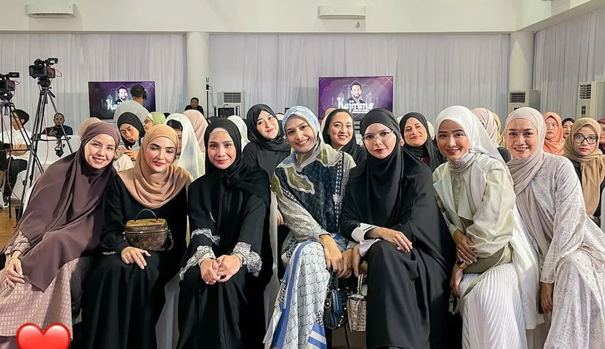 Nagita Slavina yang menjadi tuan rumah mengenakan abaya warna hitam senada dengan kerudungnya abaya tersebut pun memiliki aksen lace pada bagian lengan. [@tya_ariestya]