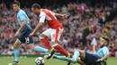 Gelandang Arsenal, Santi Cazorla, berusaha melewati bek Swansea, Neil Taylor, pada laga Premier League di Stadion Emirates, London, Sabtu (15/10/2016). Arsenal menang 3-2 atas Swansea. (Reuters/Hannah McKay)