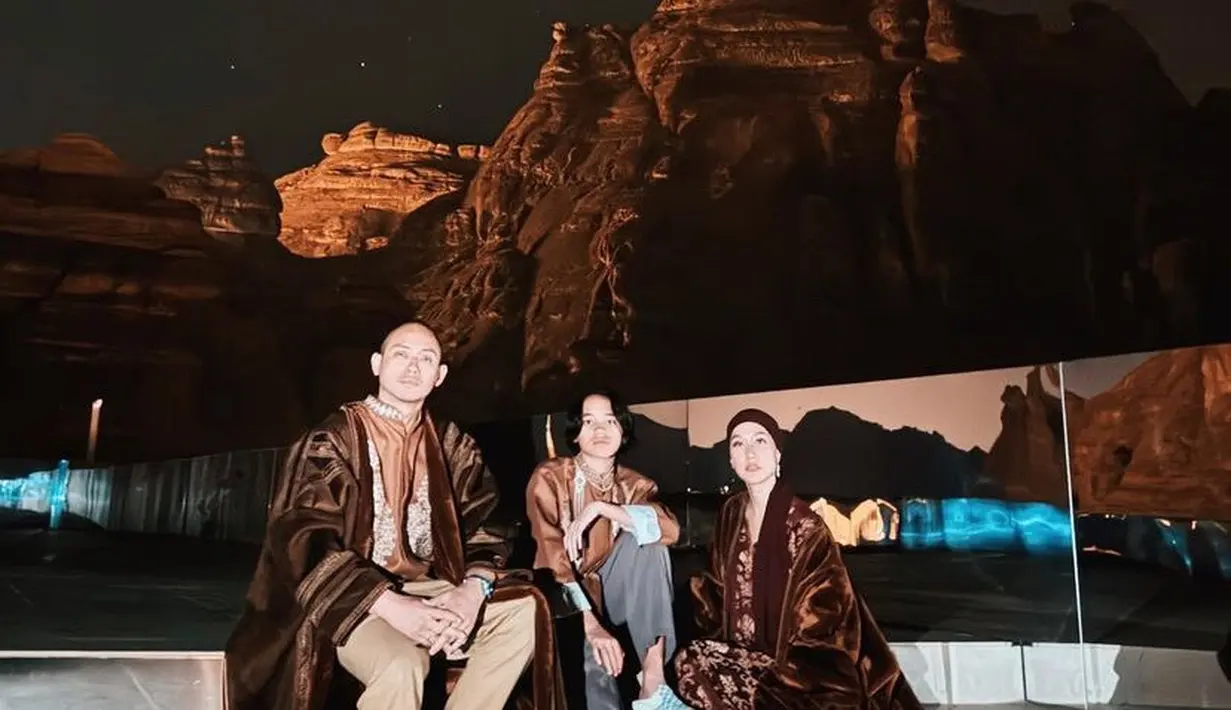 Bunga Citra Lestari juga tampil mengenakan coat berbulu coklat yang serasi dengan sang suami, Tiko. BCL memadukannya dengan gamis coklat dan gaya kerudung turbannya. [@itsmebcl]