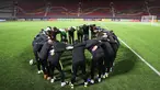 Para pemain Korea Selatan berkumpul sebelum melakukan latihan tim di Stadion Kim Il Sung di Pyongyang (14/10/2019). Korea Selatan akan bertanding melawan Korea Utara pada grup H kualifikasi Piala Dunia 2022. (Korea Football Association/AFP)