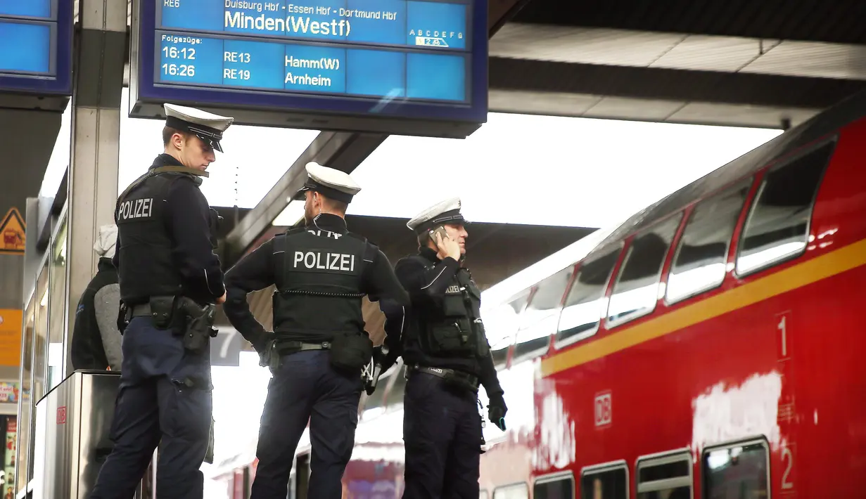 Aparat kepolisian berjaga di sebuah stasiun kereta di Duesseldorf, Jerman, dekat perbatasan Belanda, Senin (18/3). Perburuan besar-besaran dilakukan aparat keamanan Belanda terhadap Gokmen Tanis, pelaku penembakan di Utrecht. (David Young/dpa/AFP)