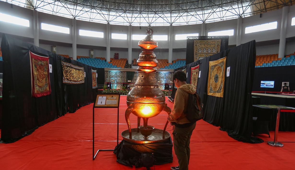 Pengunjung mengamati artefak Nabi Muhammad SAW dan para sahabat serta keluarga saat pameran di gedung Laga Satria, Pakansari, Cibinong, Kabupaten Bogor, Jawa Barat, Jumat (20/2/2026). (merdeka.com/Arie Basuki)