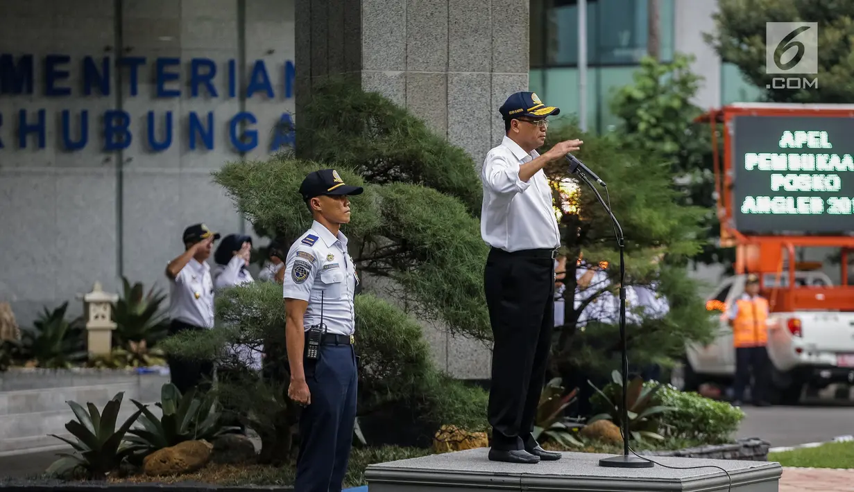 Menteri Perhubungan Budi Karya Sumadi saat menjadi Inspektur Upacara Gelar Pasukan, membuka Posko Angkutan Lebaran Terpadu 2017 di Kementerian Perhubungan, Jakarta, Kamis (15/6). (Liputan6.com/Johan Tallo)