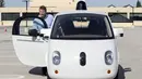 Direktur Self Driving Cars Project, Chris Urmson menaiki prototipe mobil pintar Google saat rilis media di Mountain View, California (29/9/2015). (REUTERS/Elia Nouvelage)