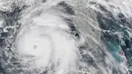 Gambar satelit NOAA menunjukkan Badai Michael mendekati daratan Amerika Serikat, Rabu (10/10). Hantaman Badai Michael disebut sebagai salah satu yang paling dahsyat melanda wilayah barat laut negara bagian Florida, AS. (LIZABETH MENZIES/NOAA/RAMMB/AFP)
