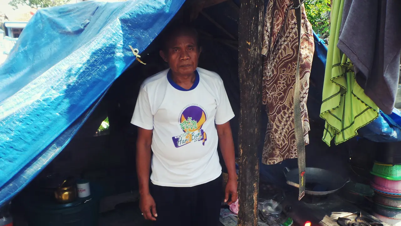 Perjuangan Hidup Pasangan Lansia di Bawah Tenda Biru