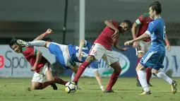 Pemain timnas Indonesia U-23, Putu Gede (kiri) saat berebut bola dengan pemain Uzbekistan pada laga PSSI Anniversary Cup 2018 di Stadion Pakansari, Bogor, (03/5/2018). Indonesia U-23 bermain imbang 0-0. (Bola.com/Nick Hanoatubun)