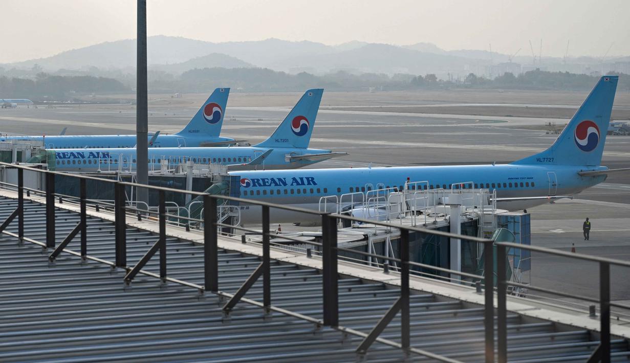 Diketahui, Kamis 13 November 2025, menjadi hari ujian masuk perguruan tinggi tahunan yang dikenal secara lokal sebagai Suneung. Tampak dalam foto, beberapa pesawat terparkir di Bandara Gimpo, Seoul pada Kamis 13 November 2025. (Jung Yeon-je/AFP)